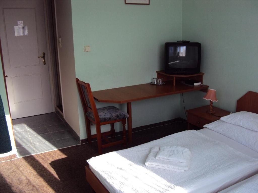 Fuezi Panzio Bed & Breakfast Шопрон Стая снимка