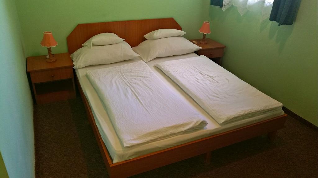 Fuezi Panzio Bed & Breakfast Шопрон Екстериор снимка